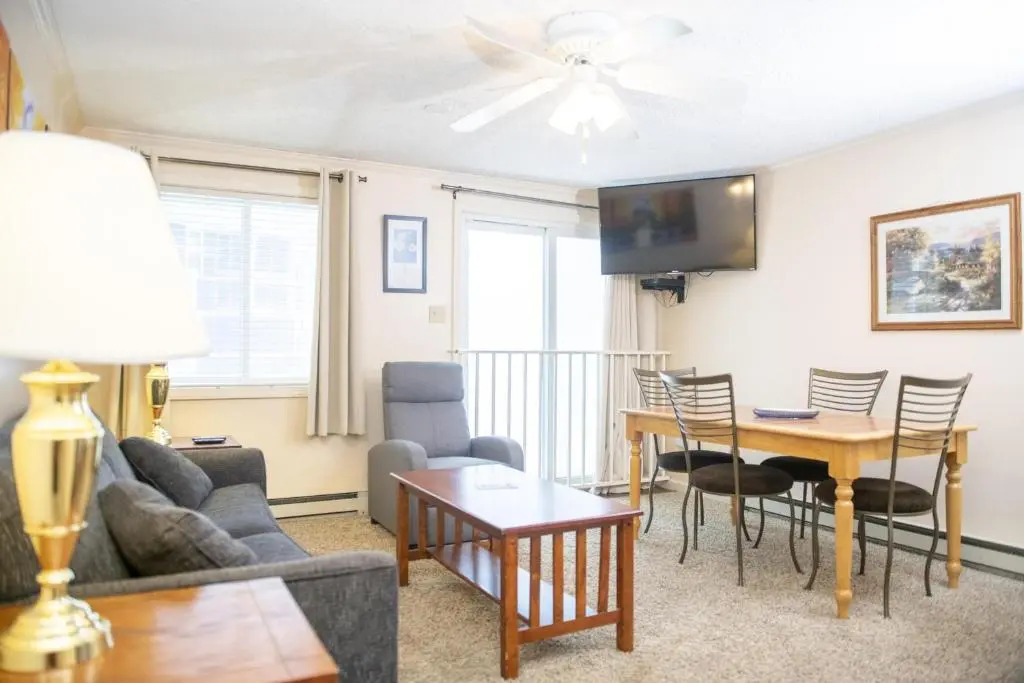Stroll to Slopes, Village Area, Ski in-out MtLodge 304