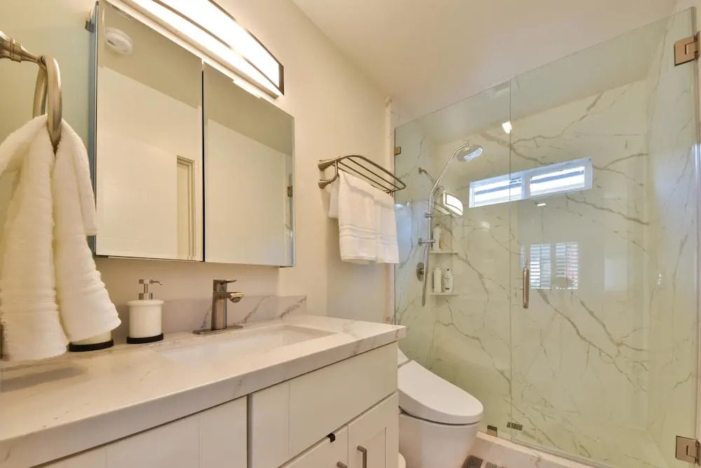 1244#2 Luxurious Newly Remodeled Beach Home, Sleeps 4 w/ AC