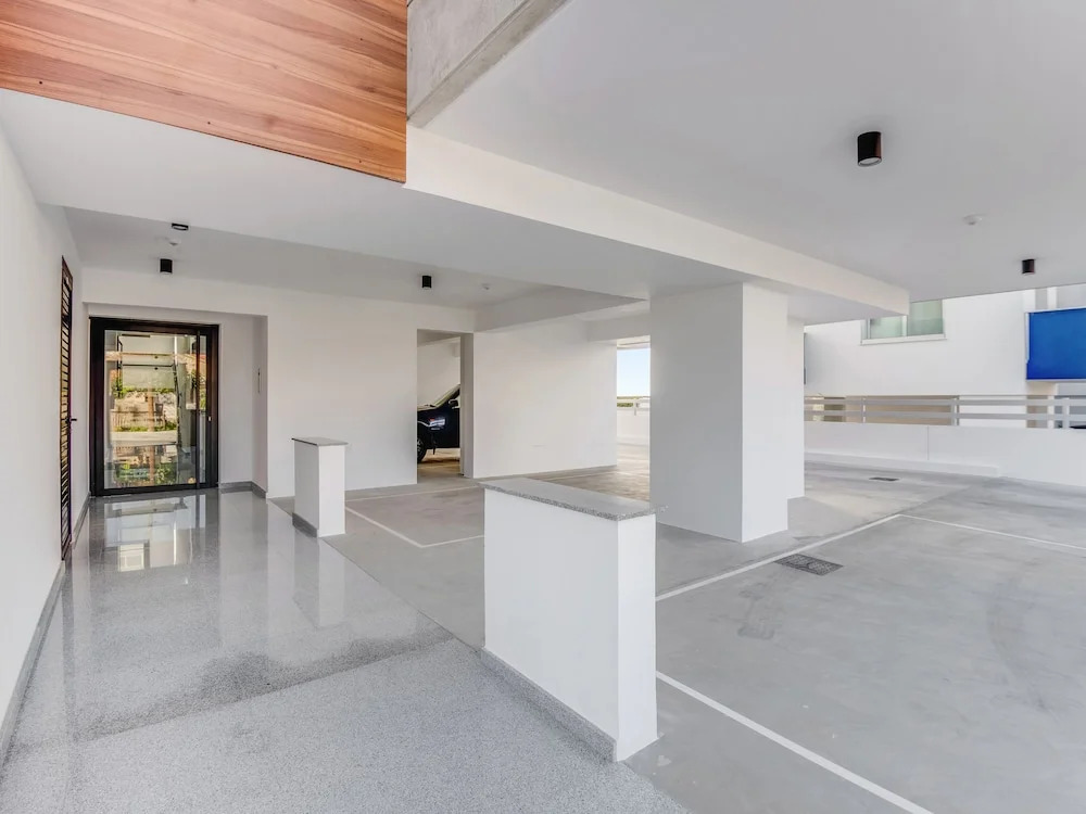 Sanders Crystal 2 - Humble 1-bdr Apt With Shared Rooftop