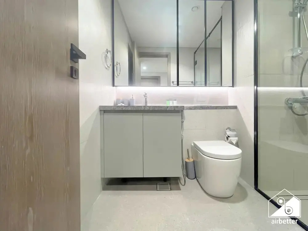 Modern 2BR Haven in Golf Gate Pool & Gym Access