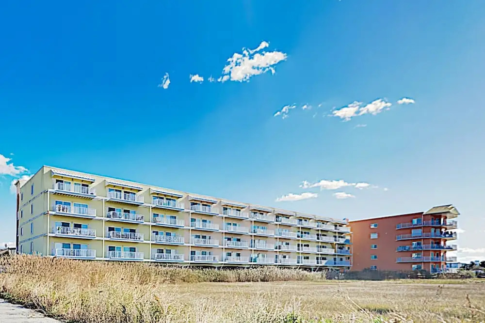 Chic Beachside W/ Pool & Bayfront Balcony 3 Bedroom Condo