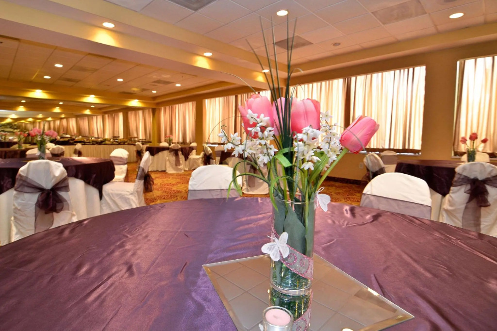 Holiday Inn Express & Suites Washington DC - NoMA by IHG