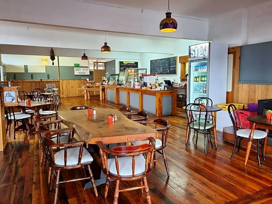 Oasis Bar & Hotel