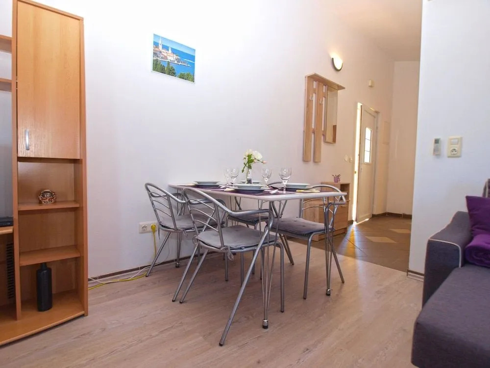 Apartment 1496