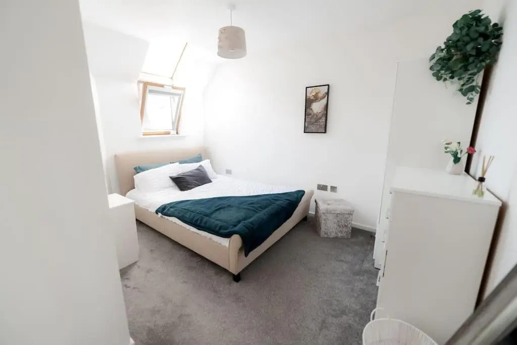 Spacious 2 bed apartment 800 metres from the beach