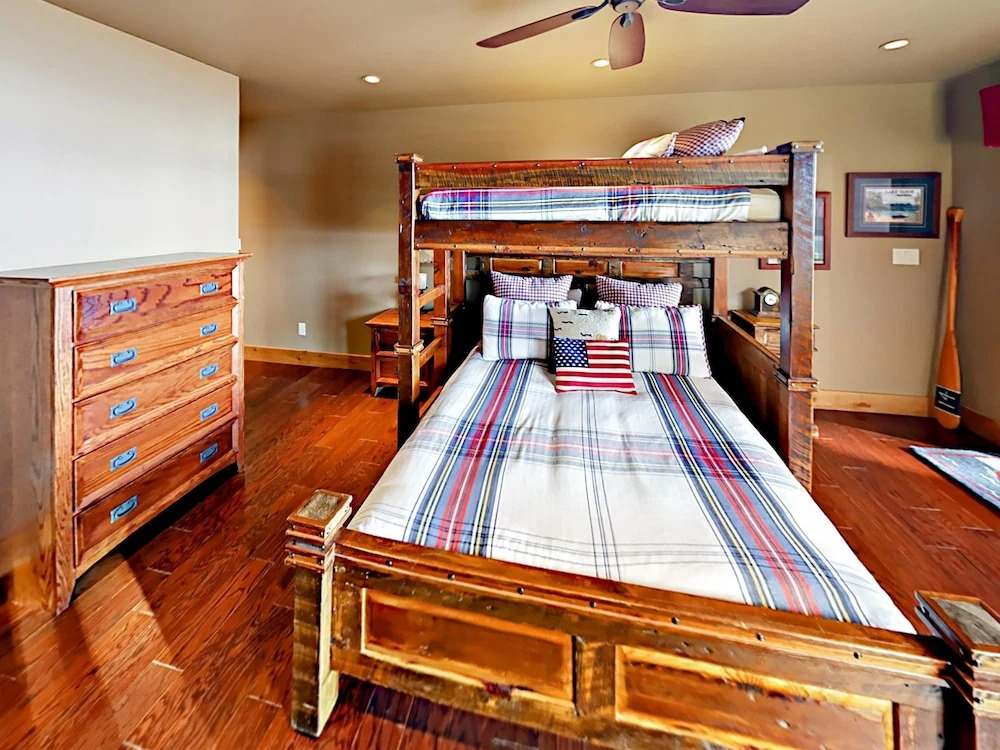 Lakefront 4BR Kings Beach Condo by RedAwning