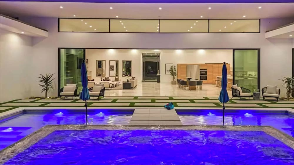 2 Luxury Villas Pickleball Court, Pool, Putting Green Bravo by Avantstay