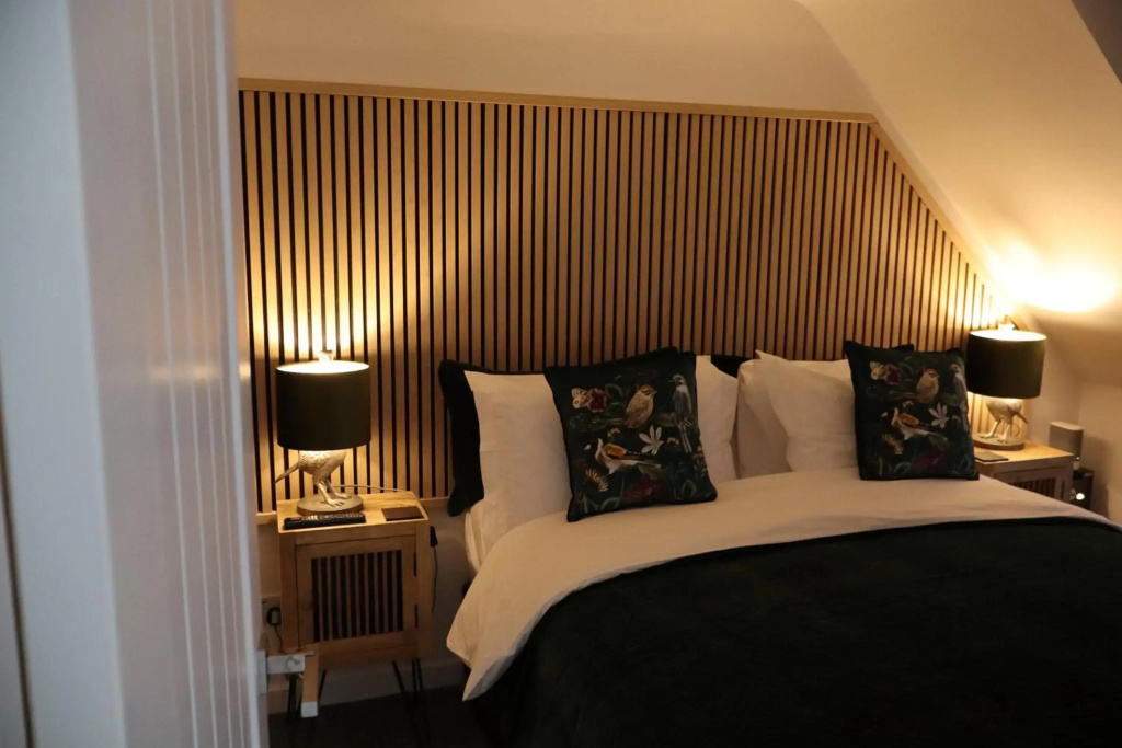 THE HIDEAWAY - LUXURY SELF CATERING COASTAL APARTMENT WITH PRIVATE ENTRANCE - JUST A FEW MINUTES WALK TO THE BEACH with FREE PRIVATE OFF ROAD PARKING