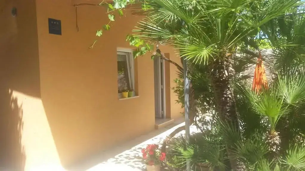 Eleonora Apartments