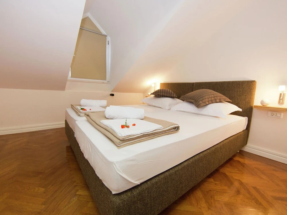 Luxury Apartment in Private Home With Private Pool & Garden, Bbq, Wifi, Parking