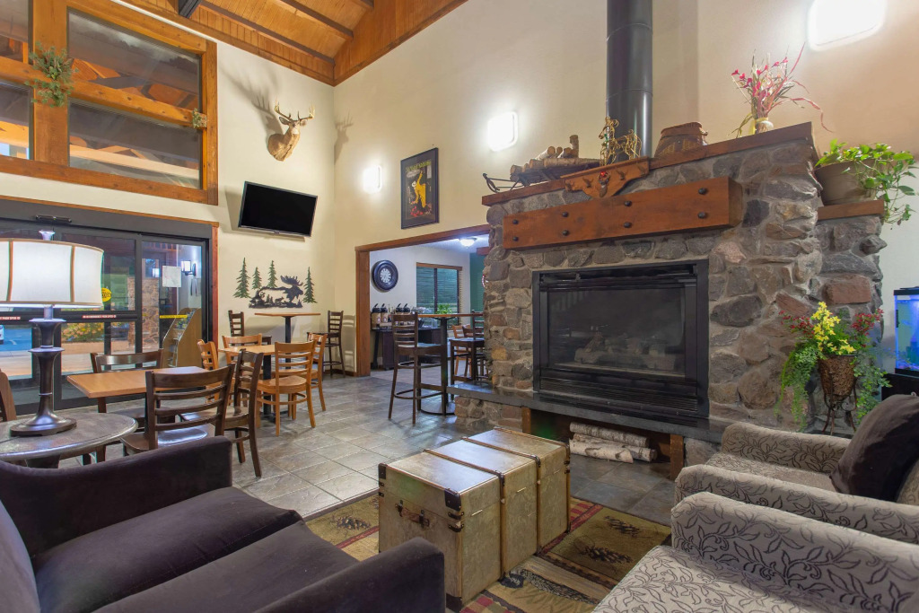 Coratel Inn & Suites by Jasper Black River Falls, WI