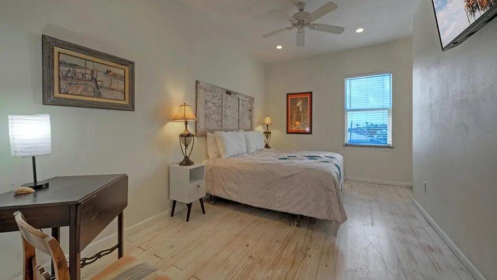 Sleeps 22 3 Homes on the Bay w/ Waterfront Pool + Boat Dock Laguna Village