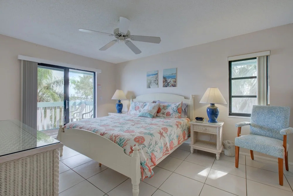 Beach Palms 6B by Anna Maria
