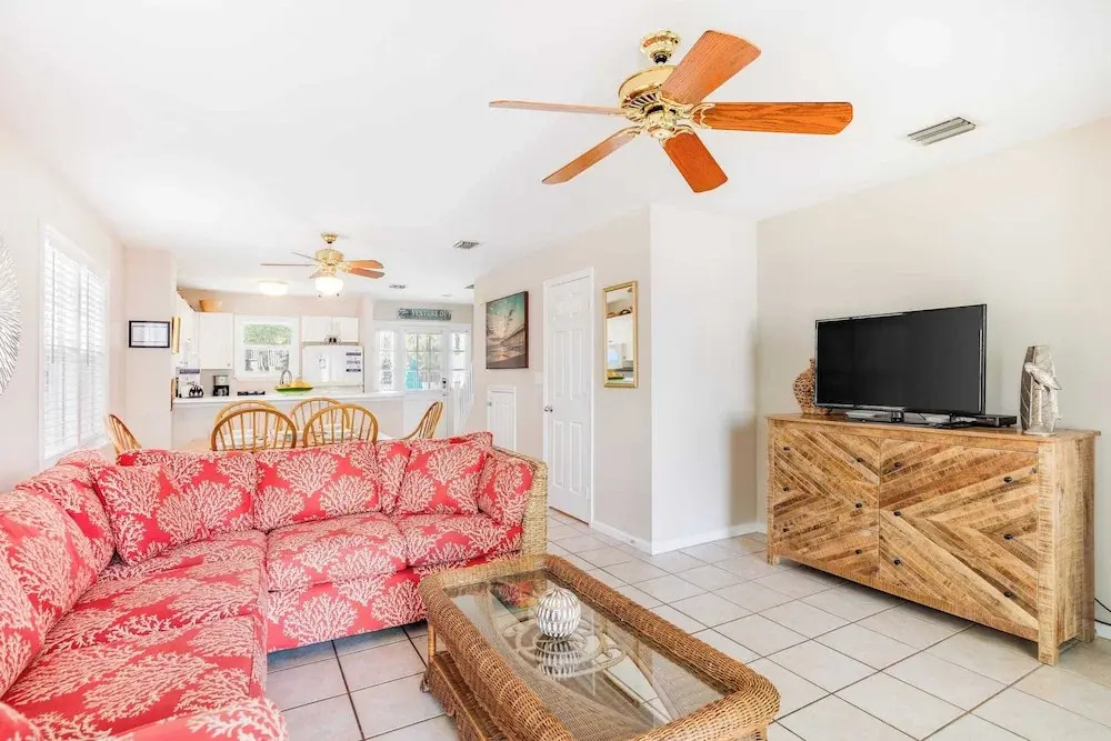 Linger Longer by Avantstay Key West Walkable Gated Community, Shared Pool Month Long Stays Only