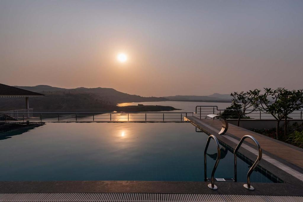 Lake Arches by StayVista - Lakeside villa with Infinity pool, Gazebo & Modern Greek interiors