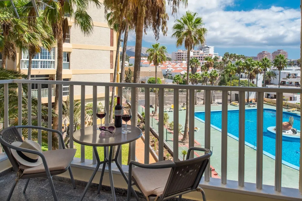 Y2F. Apartment with Pool View and next to the Beach!