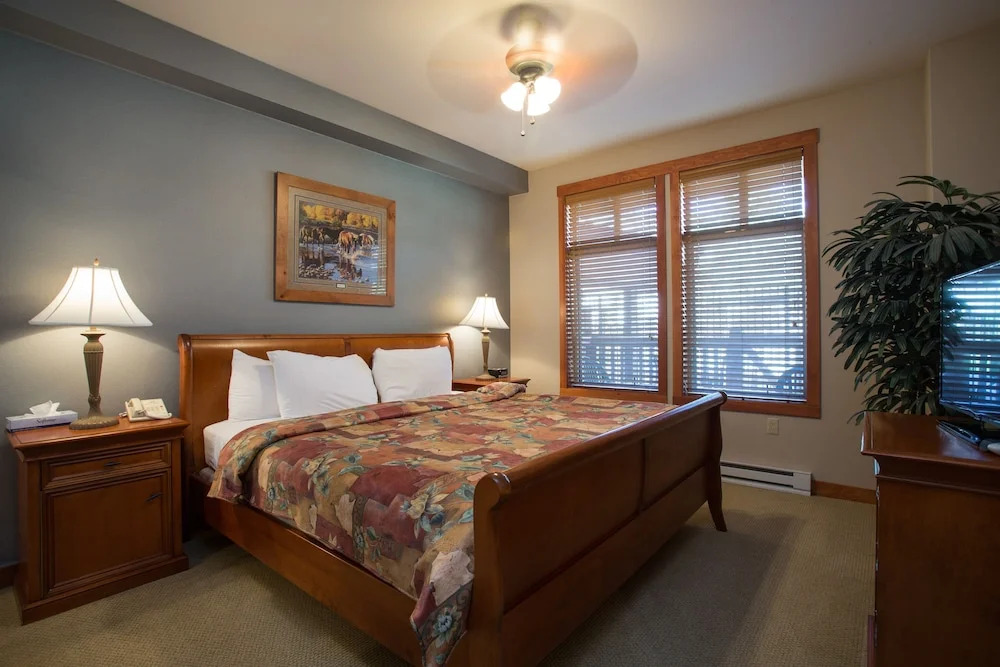 1105 - One Bedroom Standard Eagle Springs West 1 Condo by RedAwning