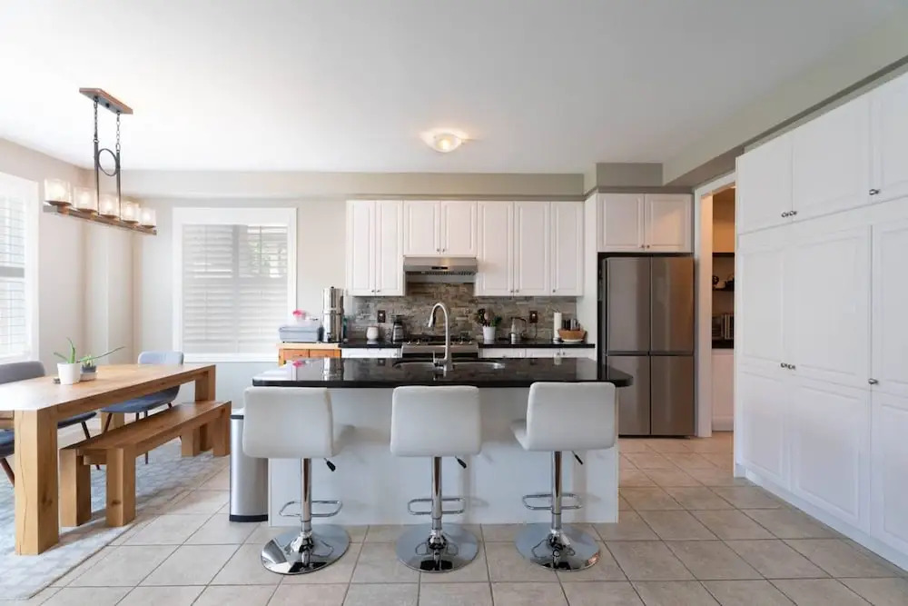 Stylish 4BR Oasis Peaceful Mississauga Location