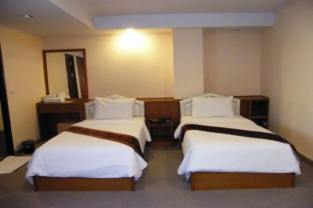 Grand Leo Hotel