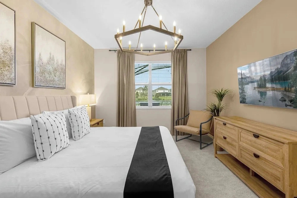 Upstay - Lively Mansion w Pool, Theater, Games