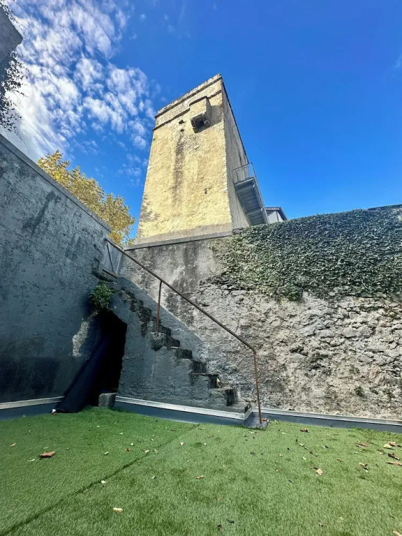 A lombre de la Tour