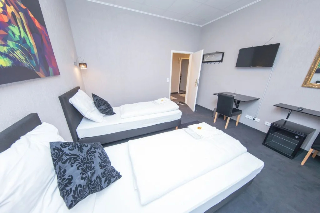 FULL HOUSE Hotel Nürnberg - shared bath & kitchen