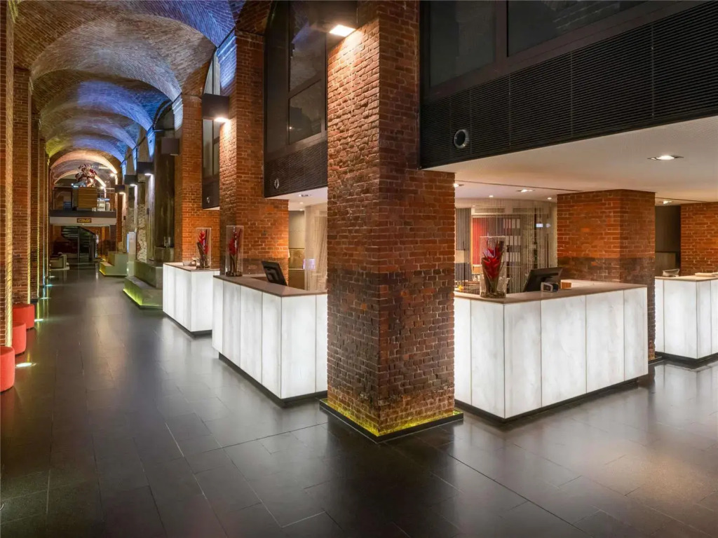 MÖVENPICK Hotel Hamburg City, historischer Wasserturm im Schanzenpark