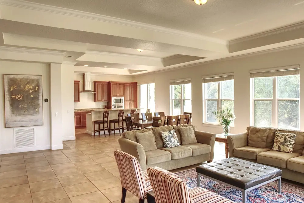 Prestigious 4 BR Getaway - Coronas Verde