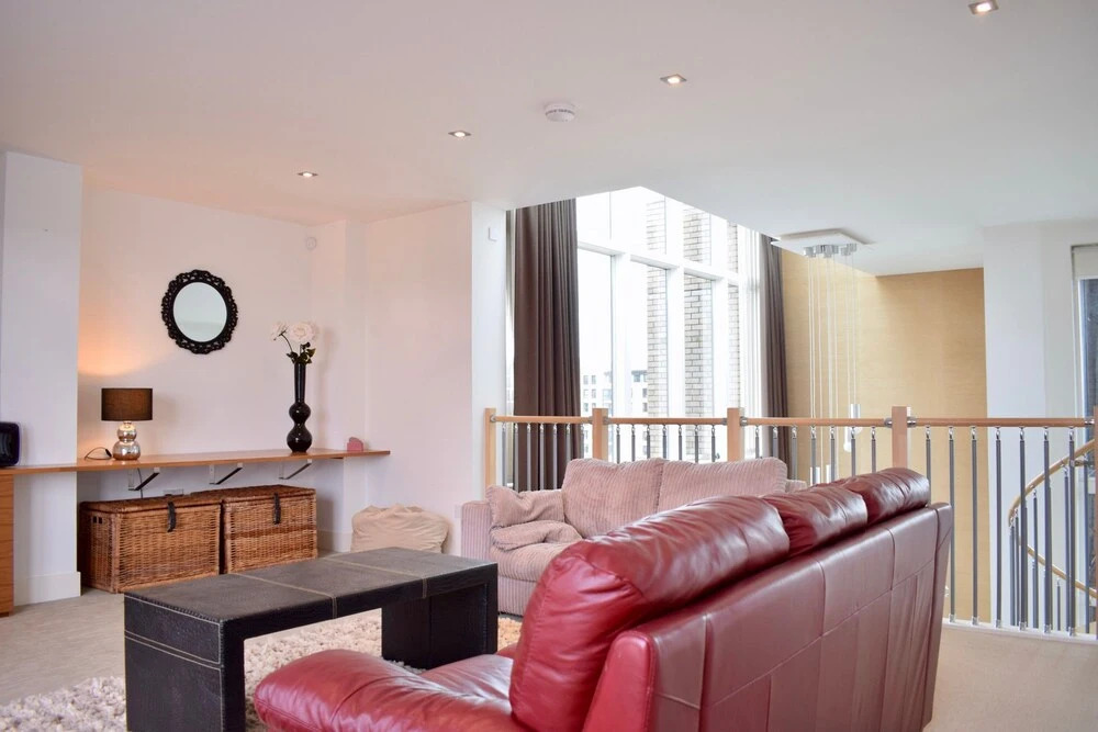2 Bedroom Penthouse With Balcony and Castle Views