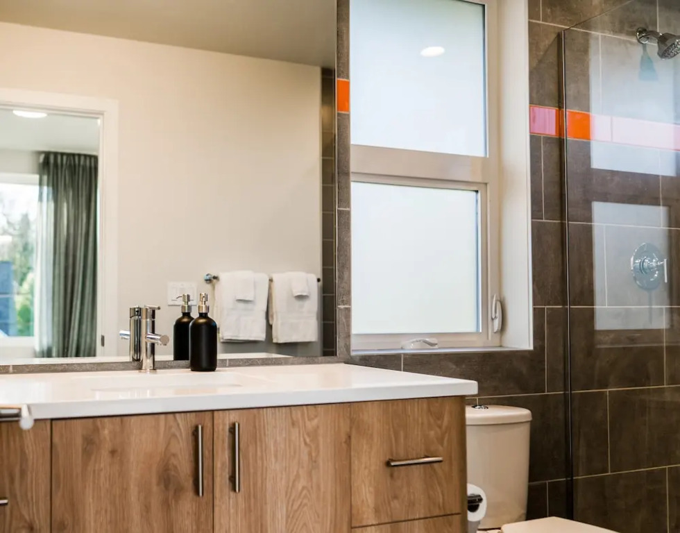 Sky Mark Lux 2 - Seattle's Best Modern 3BD HomeTel