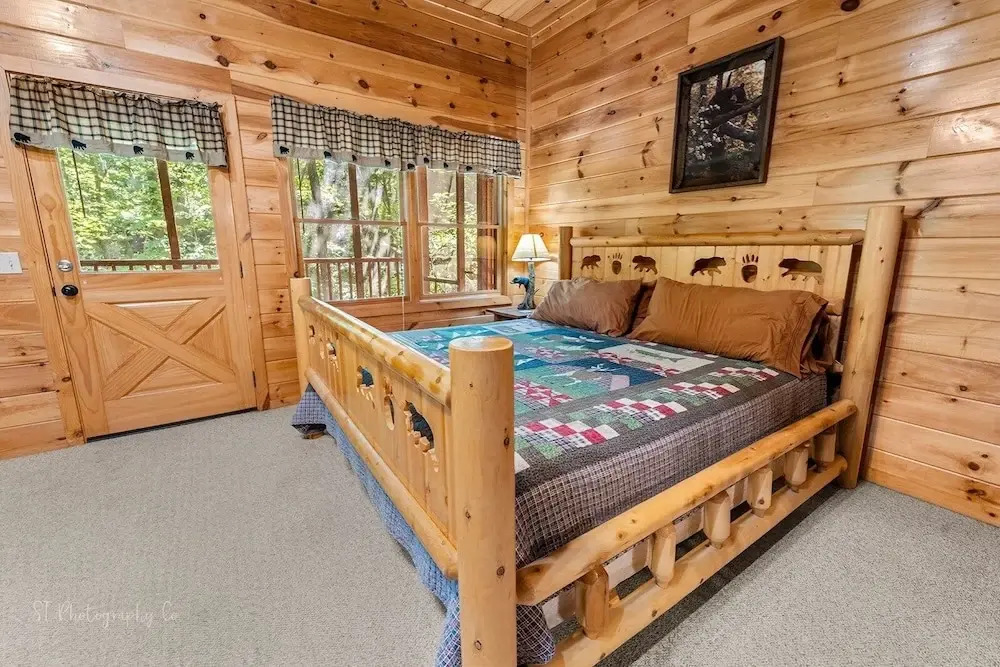 Margaret Hollow 2 Bedroom Cabin by RedAwning