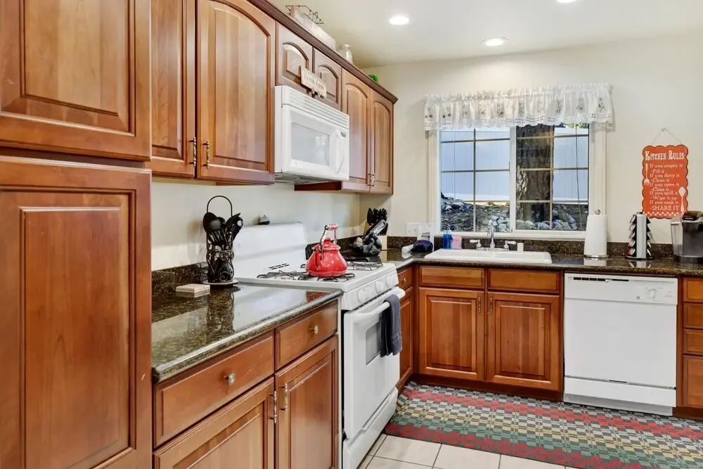 2091-mockingbird Getaway 4 Bedroom Home by RedAwning