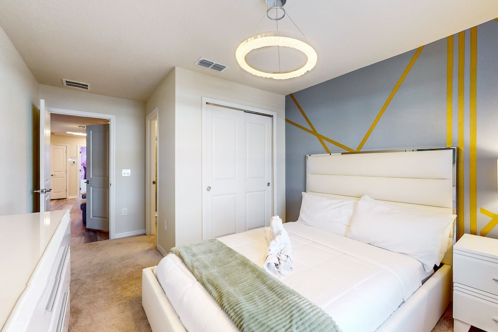 Luxury Home With Private Pool, Lanai, Shared Games Room, Central AC, & WD