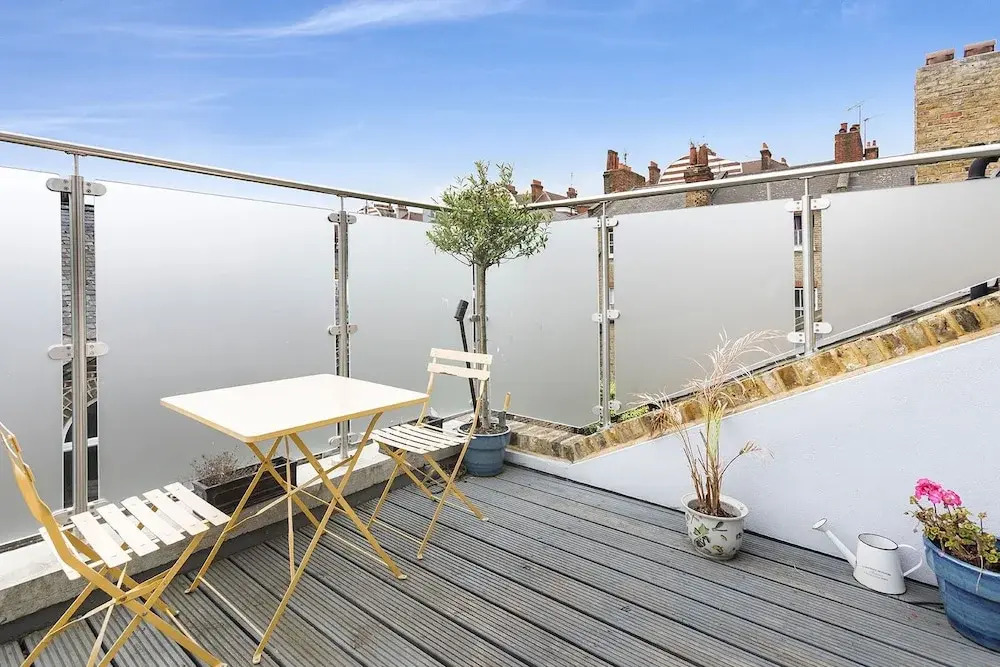 Stylish 2 bed Battersea home located just across from the famous Battersea Park
