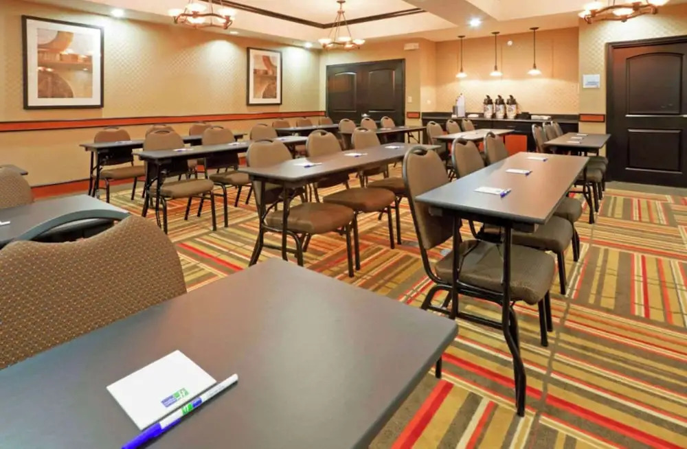 Holiday Inn Express Dallas Central Market Center
