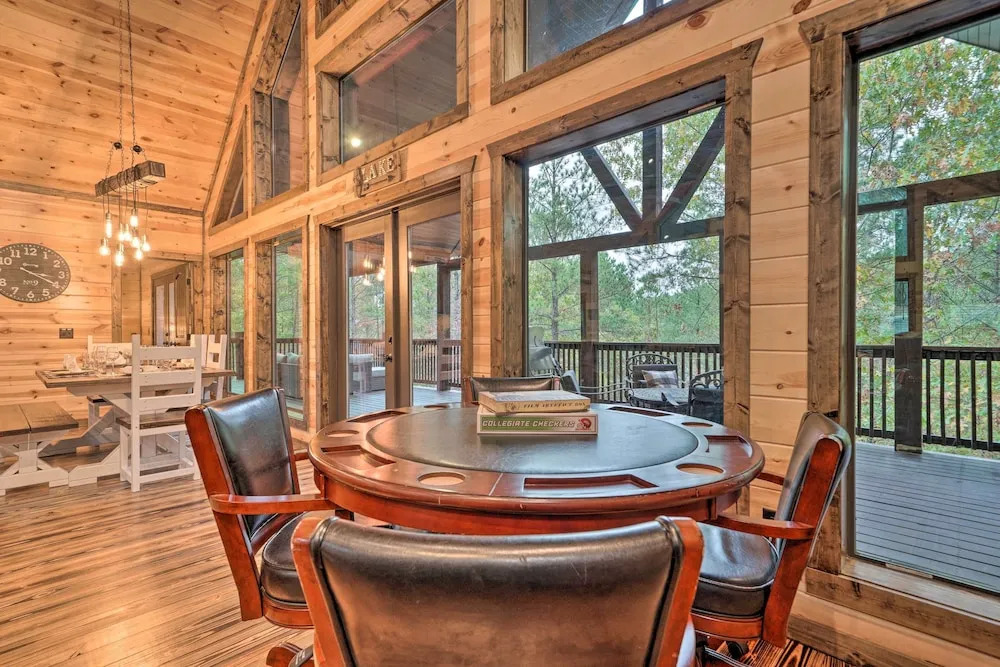 Broken Bow Cabin: Deck w/ Hot Tub & Pool Table