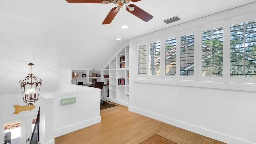 Spacious 3b/3b, Sleeps 6, Lakeview, Beach Access!