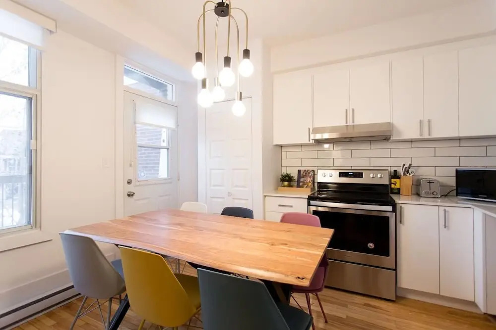 Charming Montreal 3 bdr Apartment Next to Subway