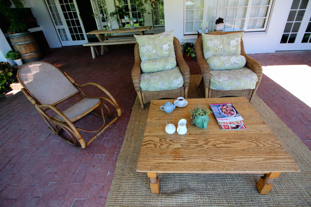 Whispering Oaks Guest House