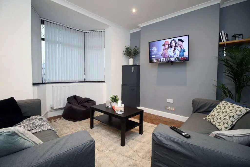 Stylish Home in Port Tennant - 4BR Free Parking!