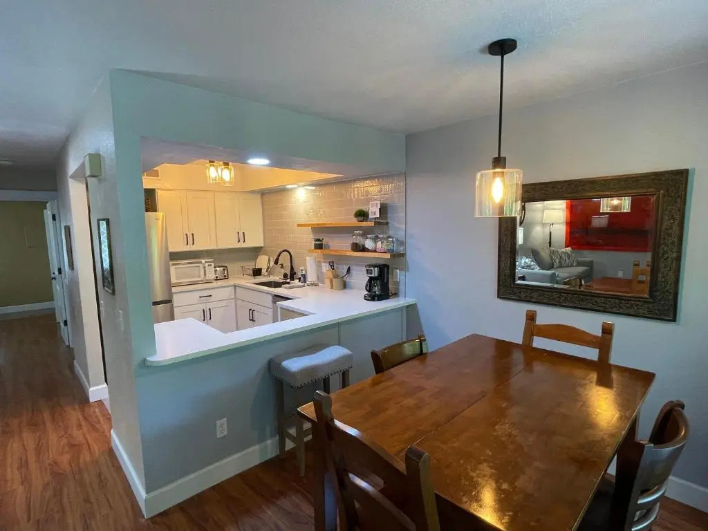 Next to Lake, Pool, 10 Acre Park, 1 Mile to Town, Best Prices