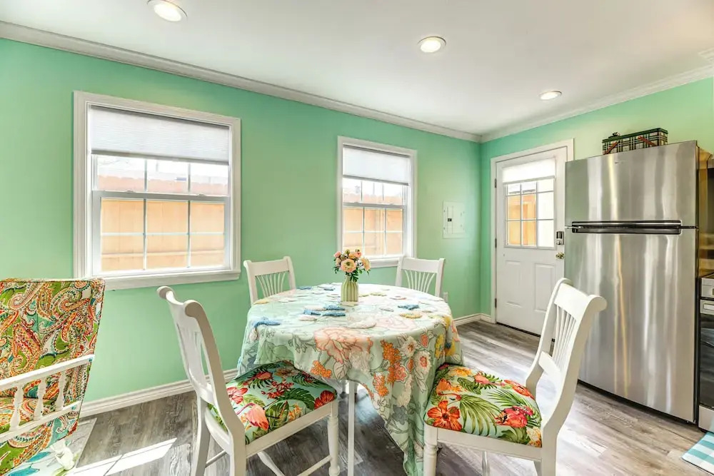 Walk to Pier & Dining: Central Rockport Cottage