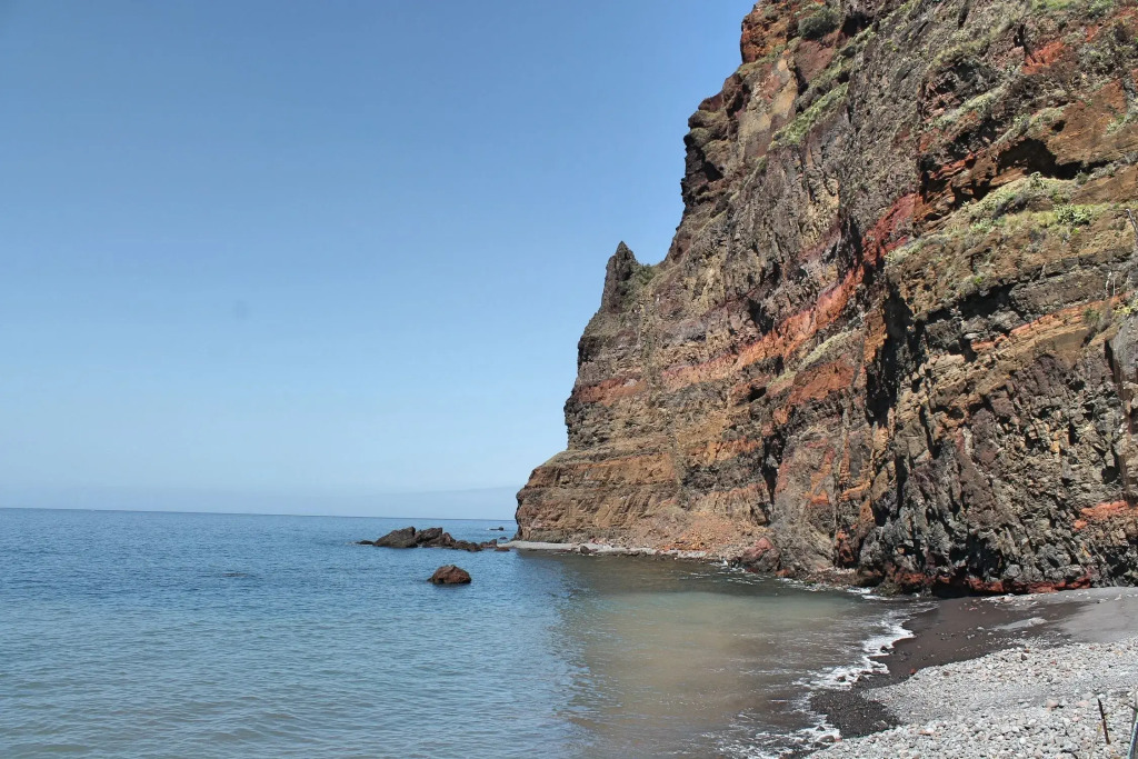 In sunny Madalena do Mar bay, 2-Bedroom refurbished apartment – Atlantic View