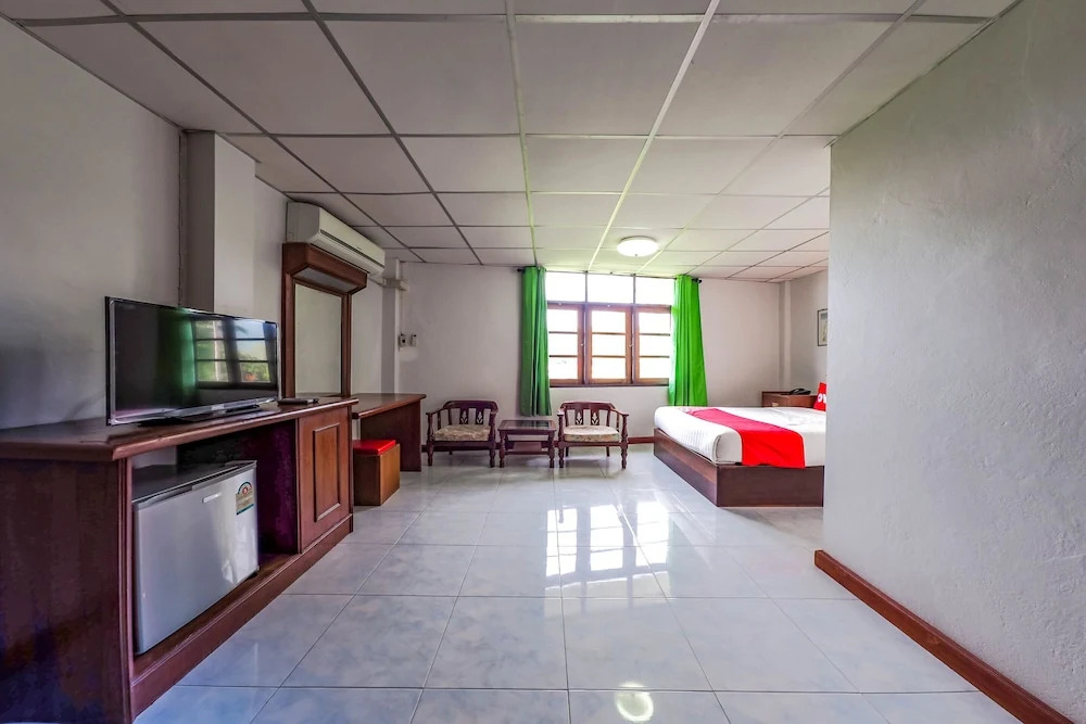 Dumrong Town Hotel