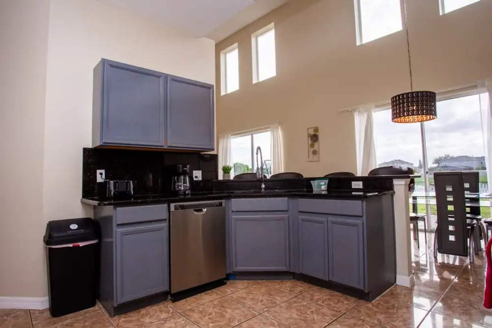 Cheerful 5 bed - 4 Bath Spacious Home