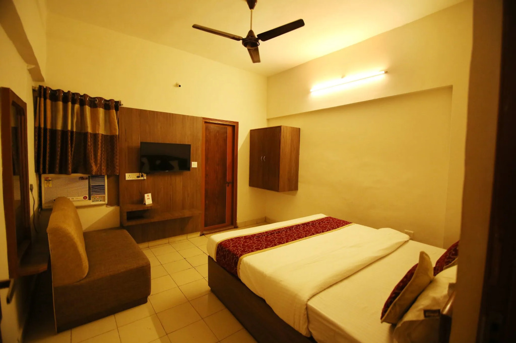 OYO 7859 Hotel Gurukripa