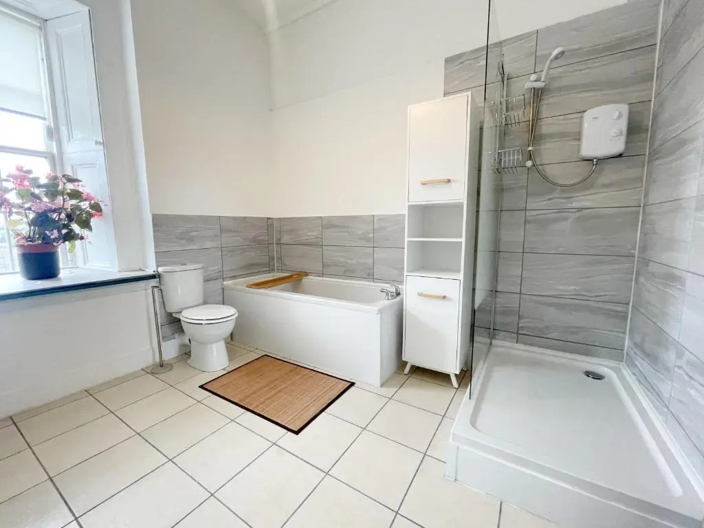 Spacious 3 bedroom Victorian flat City Centre