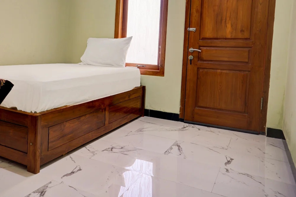 OYO Life 92922 Kost Bu Mala 1 Syariah