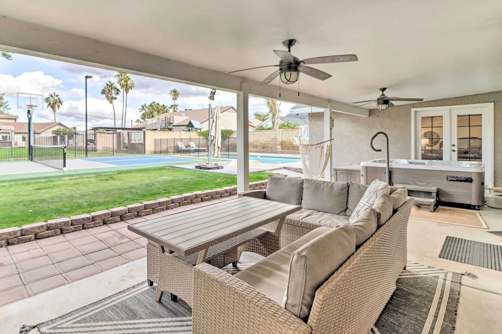 Pool, Hot Tub & Home Gym: Luxe Mesa Retreat