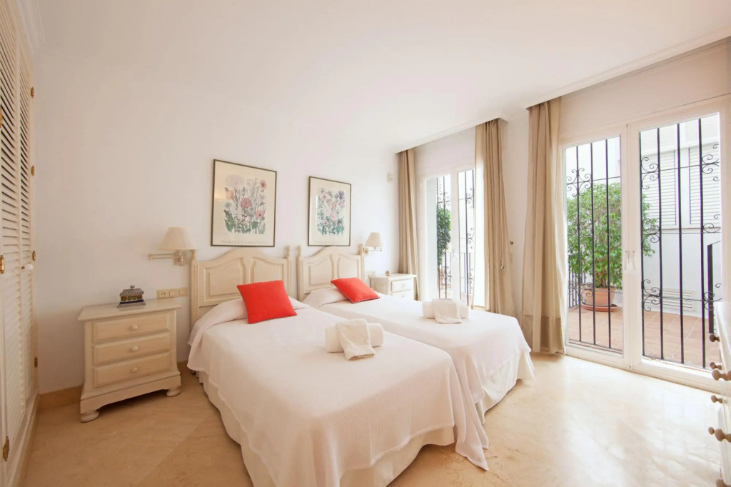 White Pearl Beach J4